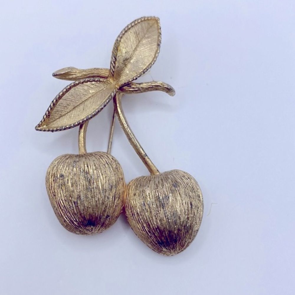 VTG Sarah Coventry "Golden Cherries" Textured Gold Tone Brooch Pin